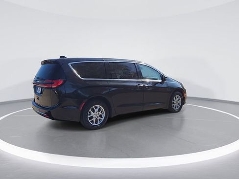 Used 2024 Chrysler Pacifica Touring-L image 8