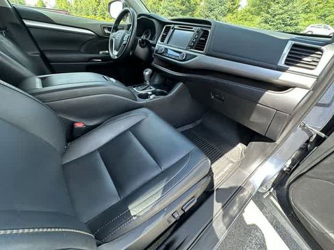 Used 2019 Toyota Highlander XLE AWD/4WD image 22