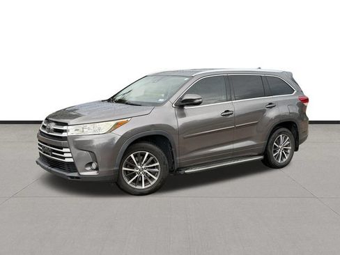 Used 2017 Toyota Highlander XLE FWD image 1