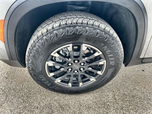 Used 2025 Chevrolet Traverse Z71 w/ Enhanced Driving Package image 32