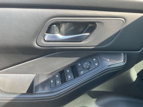Used 2025 Nissan Rogue SV FWD image 18