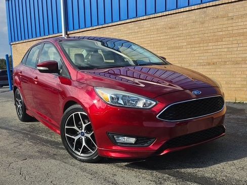 Used 2015 Ford Focus SE w/ SE Sport Package image 4