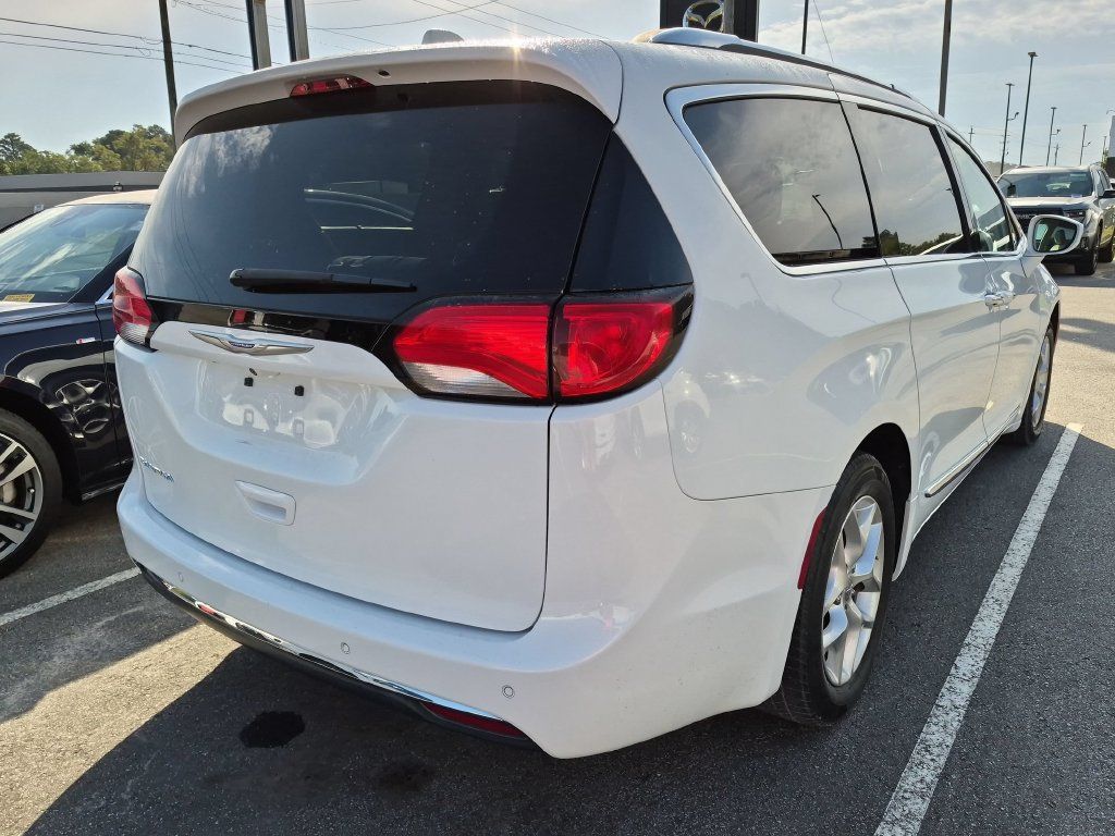 Used 2018 Chrysler Pacifica Touring-L Plus w/ Tire & Wheel Group FWD image 9
