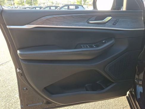 Used 2023 Jeep Grand Cherokee L Limited w/ Luxury Tech Group II image 12