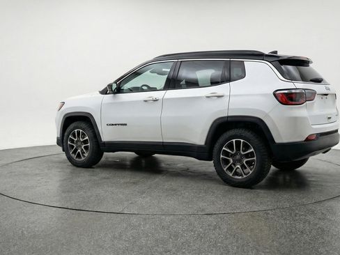Used 2025 Jeep Compass Trailhawk image 6