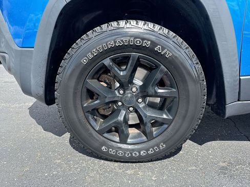 Used 2017 Jeep Cherokee Trailhawk image 10