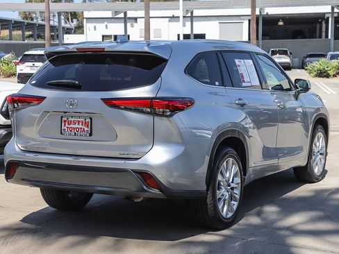 Used 2023 Toyota Highlander Limited FWD image 6