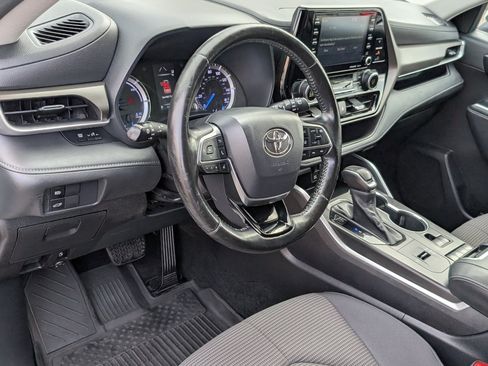 Used 2021 Toyota Highlander LE FWD image 15