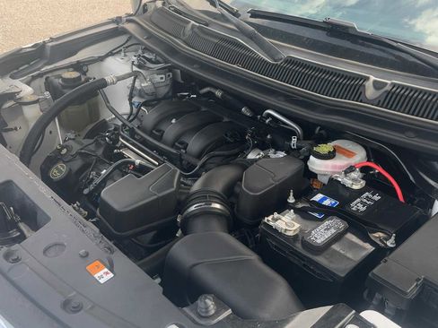 Used 2019 Ford Explorer XLT w/ Equipment Group 201A FWD image 11