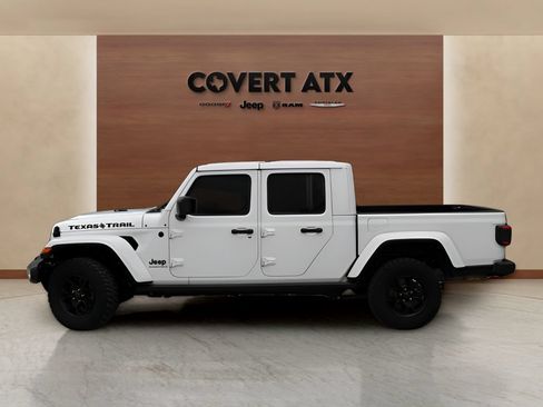 Used 2025 Jeep Gladiator Sport AWD/4WD image 2