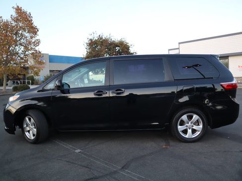 Used 2015 Toyota Sienna L image 16