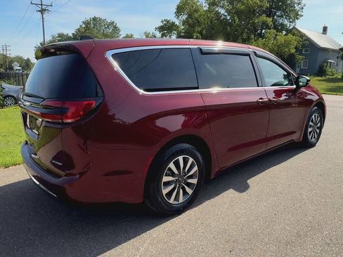 Used 2023 Chrysler Pacifica Touring-L image 5