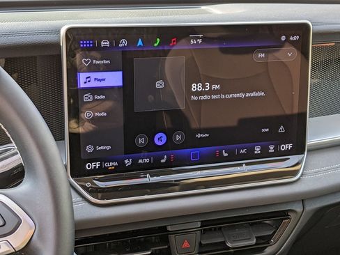 Used 2025 Volkswagen Tiguan SE image 16