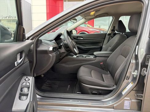 Used 2025 Nissan Altima 2.5 SV FWD image 13
