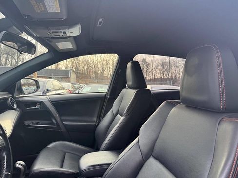 Used 2018 Toyota RAV4 SE image 29