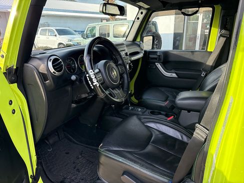 Used 2016 Jeep Wrangler Unlimited Sahara w/ Connectivity Group image 17