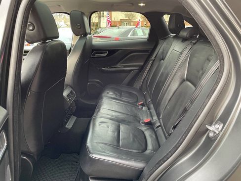 Used 2018 Jaguar F-PACE image 38