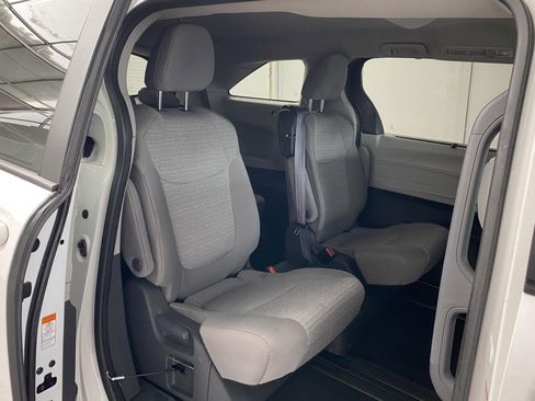 Used 2021 Toyota Sienna LE image 11