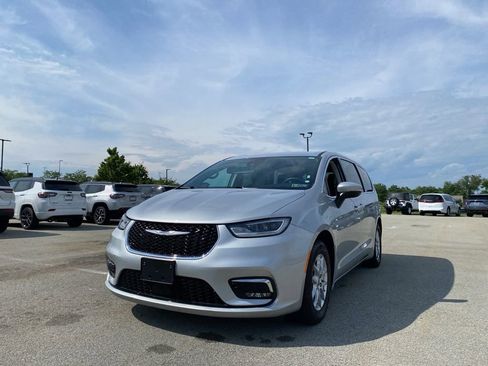 Used 2023 Chrysler Pacifica Touring-L image 5