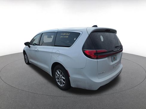 Used 2025 Chrysler Pacifica Select image 5