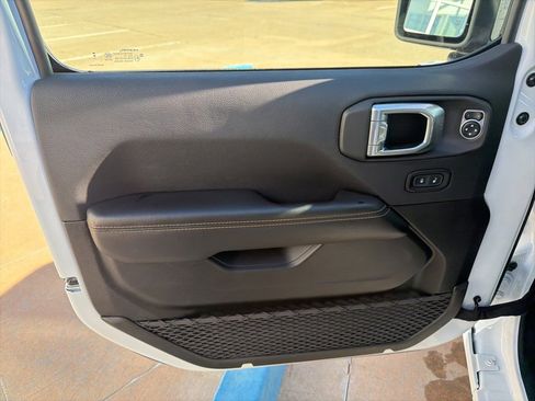 Used 2025 Jeep Wrangler Sahara image 5