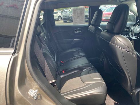 Used 2019 Jeep Cherokee Latitude Plus AWD/4WD image 30