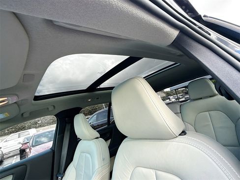 Used 2024 Volvo XC40 B5 Plus image 24