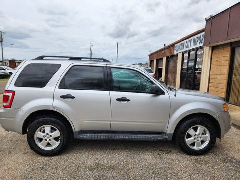 Used 2010 Ford Escape XLT image 2