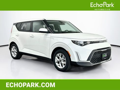 Used 2025 Kia Soul LX w/ LX Technology Package FWD image 1