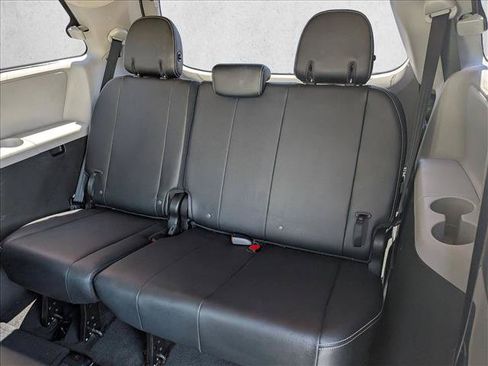 Used 2018 Toyota Sienna SE w/ Carpet Mat Package FWD image 18