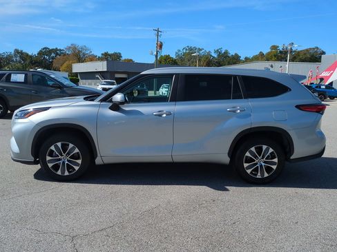 Used 2023 Toyota Highlander XLE image 7