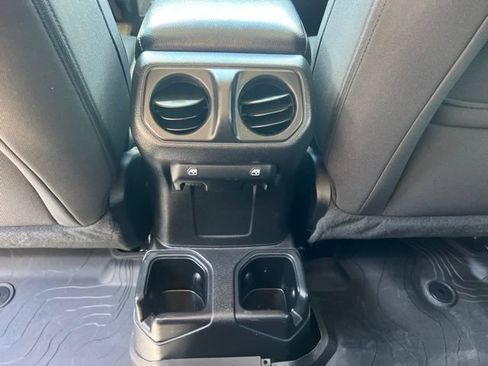 Used 2022 Jeep Gladiator Sport AWD/4WD image 16