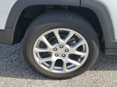 Used 2023 Jeep Compass Latitude image 5