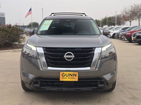 Used 2023 Nissan Pathfinder SV image 2
