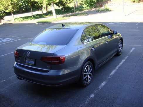Used 2017 Volkswagen Jetta SE FWD image 8