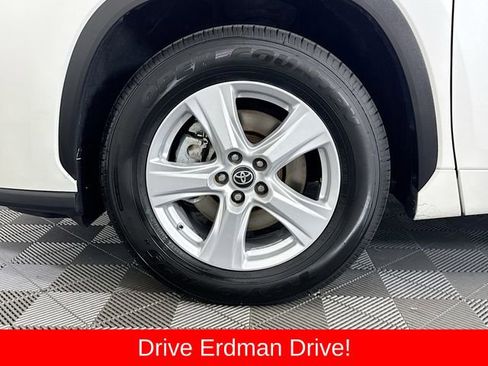 Used 2020 Toyota Highlander LE FWD image 4