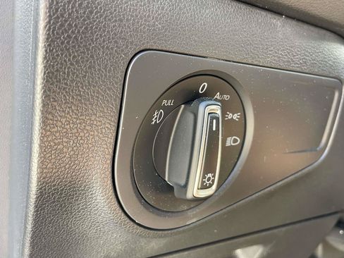 Used 2020 Volkswagen Tiguan SEL FWD image 18