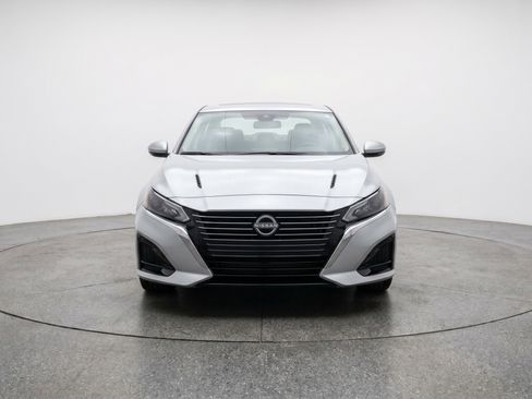 Used 2025 Nissan Altima 2.5 SV FWD image 2