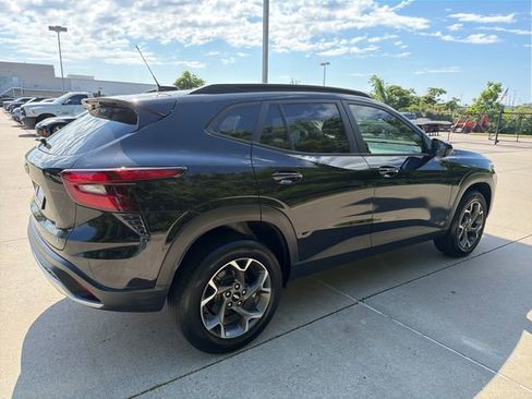 Used 2025 Chevrolet Trax LT w/ LT Convenience Package FWD image 5