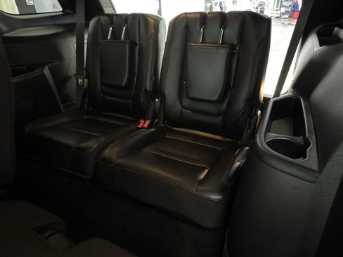 Used 2017 Ford Explorer XLT w/ Equipment Group 202A AWD/4WD image 12