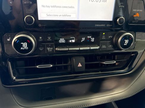 Used 2020 Toyota Highlander XLE FWD image 23