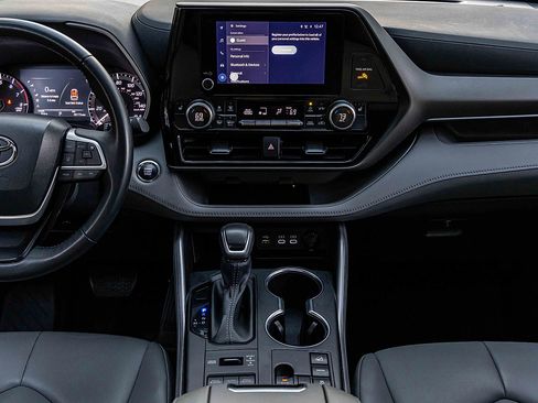 Used 2023 Toyota Highlander AWD image 11