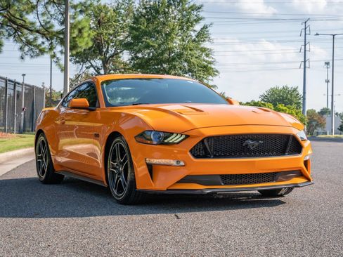 Used 2018 Ford Mustang GT RWD image 3