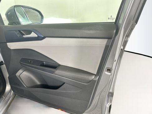 Used 2024 Volkswagen Taos SE image 31