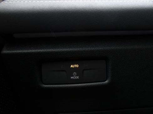 New 2025 Volkswagen Tiguan SE image 14