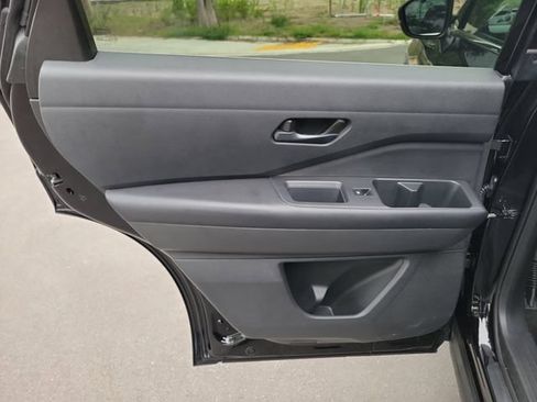 Used 2024 Nissan Pathfinder SV FWD image 31