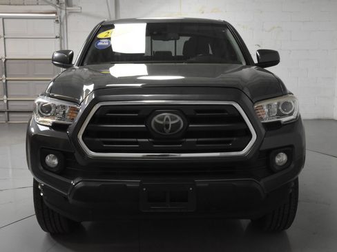 Used 2018 Toyota Tacoma SR5 RWD image 4