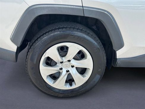 Used 2020 Toyota RAV4 LE FWD image 9