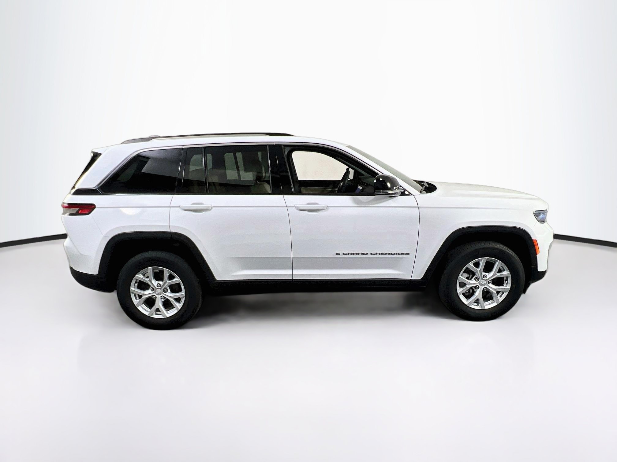 Used 2023 Jeep Grand Cherokee Limited w/ Trailer Tow Prep Group (B) AWD/4WD image 4