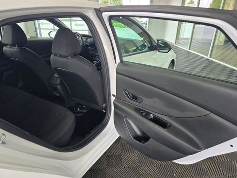 Used 2025 Hyundai Elantra SEL FWD image 36